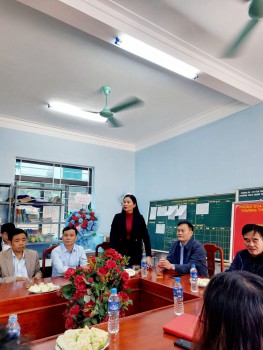 Đ/c Ngô Thị Hiền phó trưởng phòng chỉ đạo sinh hoạt  chuyên môn cụm
