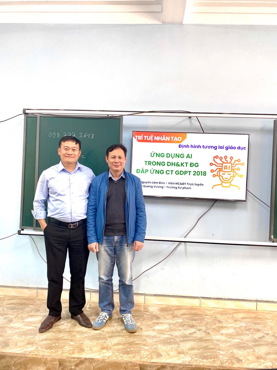 Đ/c Phan Văn Phùng - hiệu trưởng nhà trường chụp lưu niệm với giảng viên