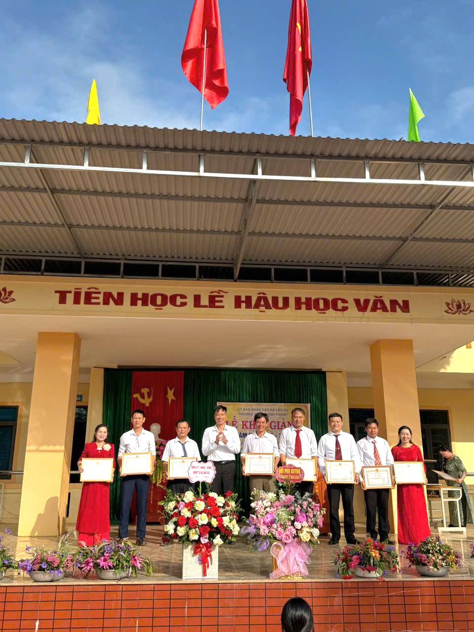 Đ/c Đào Văn Ngụ- PCT UBND xã trao thưởng cho gv,nv có thành tích cao trong năm học 2024 -2025